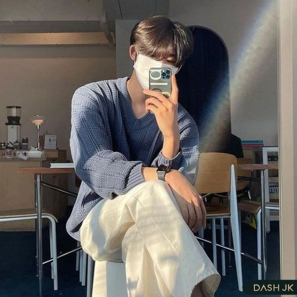 Chàng trai khoe vẻ đẹp nam tính qua selfie với ghế trước gương