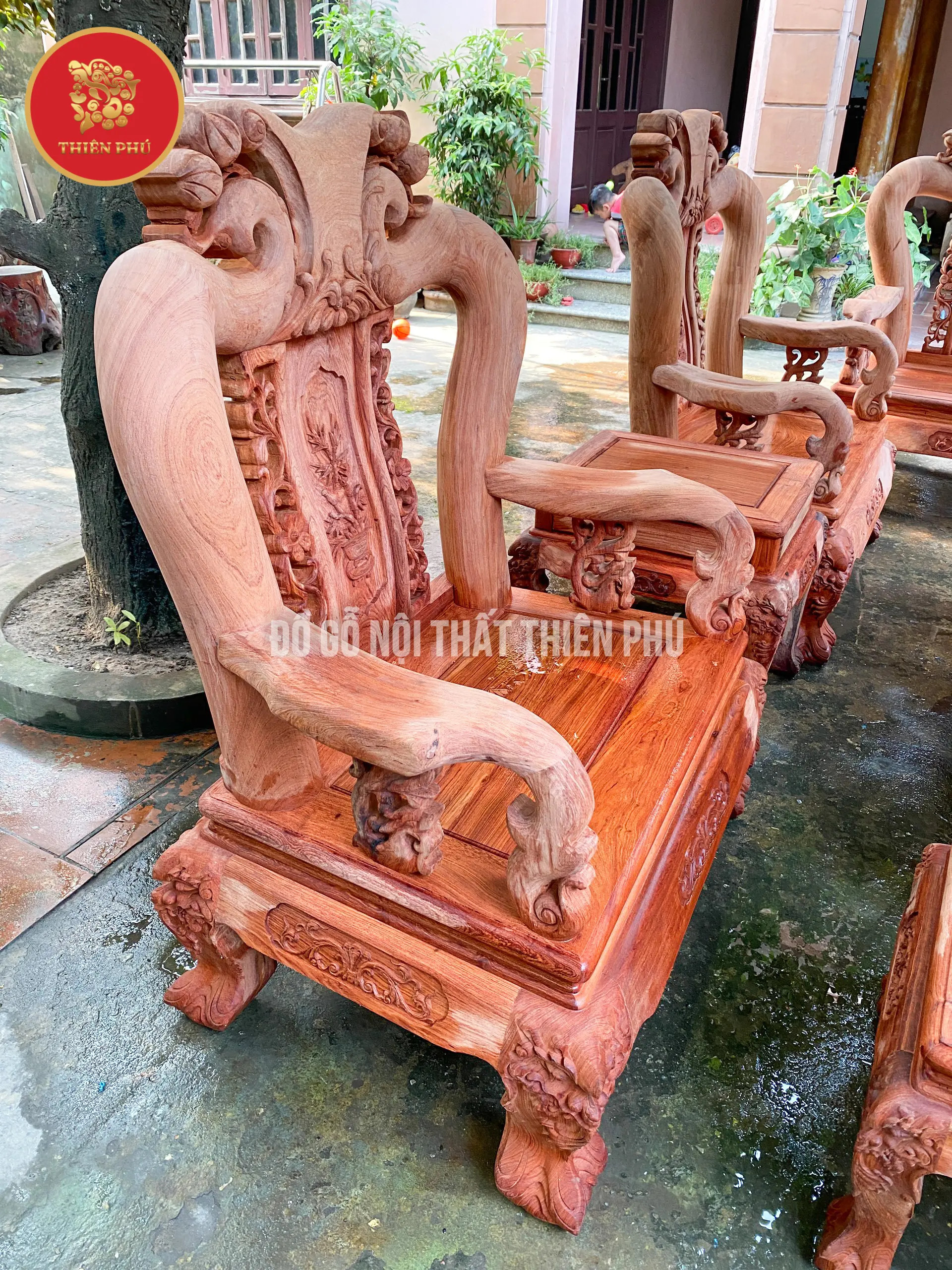 chất liệu gỗ hương đá nguyên khối tự nhiên của bộ bàn ghế