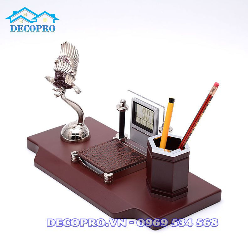 Chất liệu gỗ và kim loại cao cấp của giá để bút đại bàng, bền đẹp trên bàn làm việc