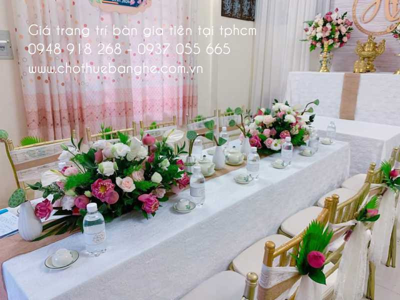 Chi tiết bàn thờ gia tiên và bàn mâm quả được trang trí ấm cúng, thể hiện sự kính trọng