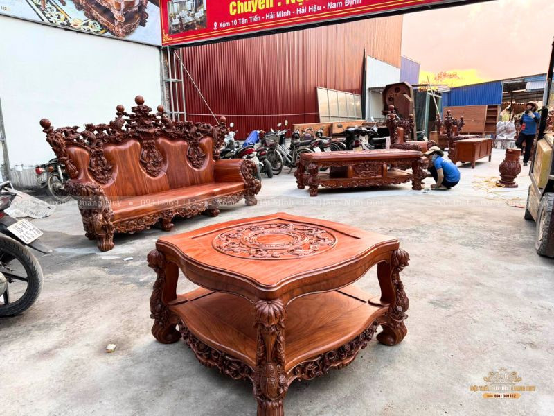 Chi tiết bàn trà gỗ gõ đỏ nguyên khối trong bộ bàn ghế hoàng gia cá chép
