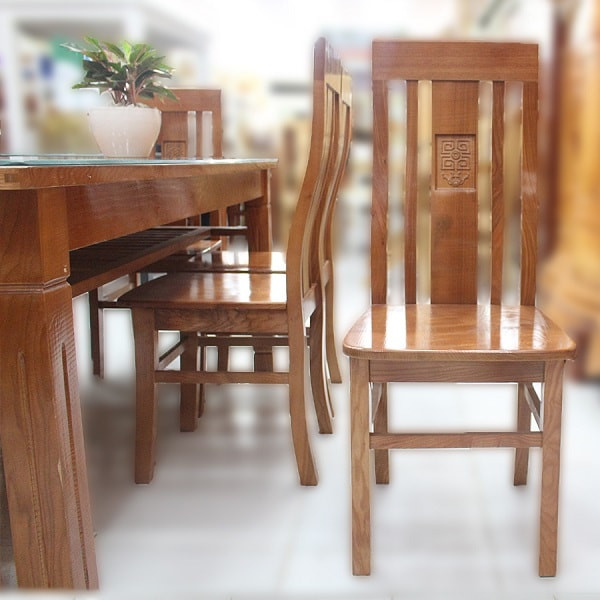 Chi tiết bàn và ghế trong bộ bàn ăn gỗ xoan đào 8 ghế cho thấy vân gỗ tự nhiên đẹp mắt