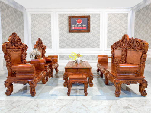 Chi tiết chạm khắc hoa văn cổ điển trên ghế gỗ tinh xảo