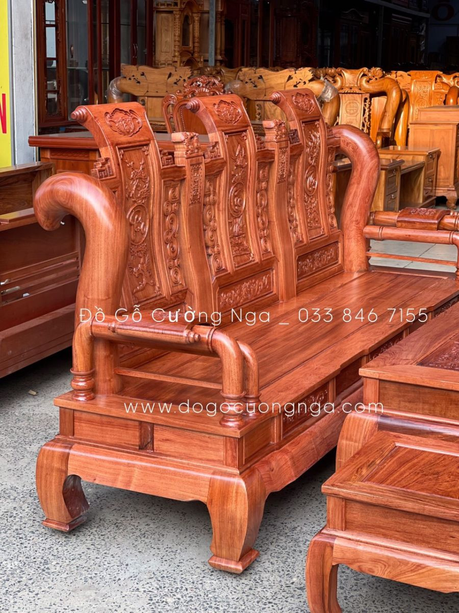 Chi tiết chạm khắc Tần Thủy Hoàng trên ghế gỗ Hương Đá