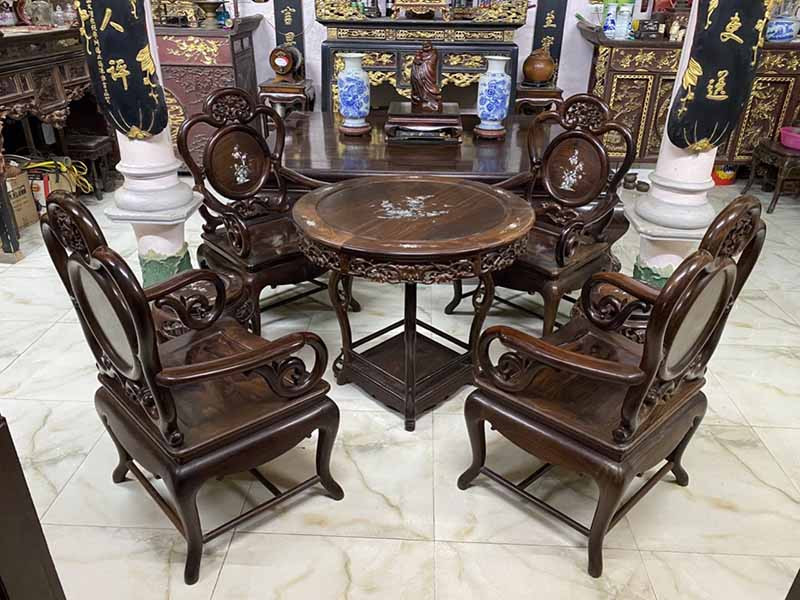 Chi tiết chạm khắc tinh xảo trên bộ bàn ghế gỗ trắc
