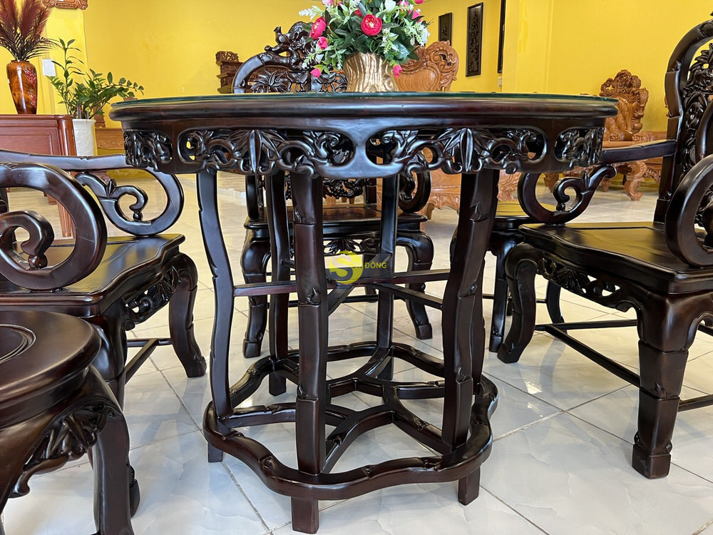 Chi tiết chạm khắc tinh xảo trên lưng ghế gỗ trắc