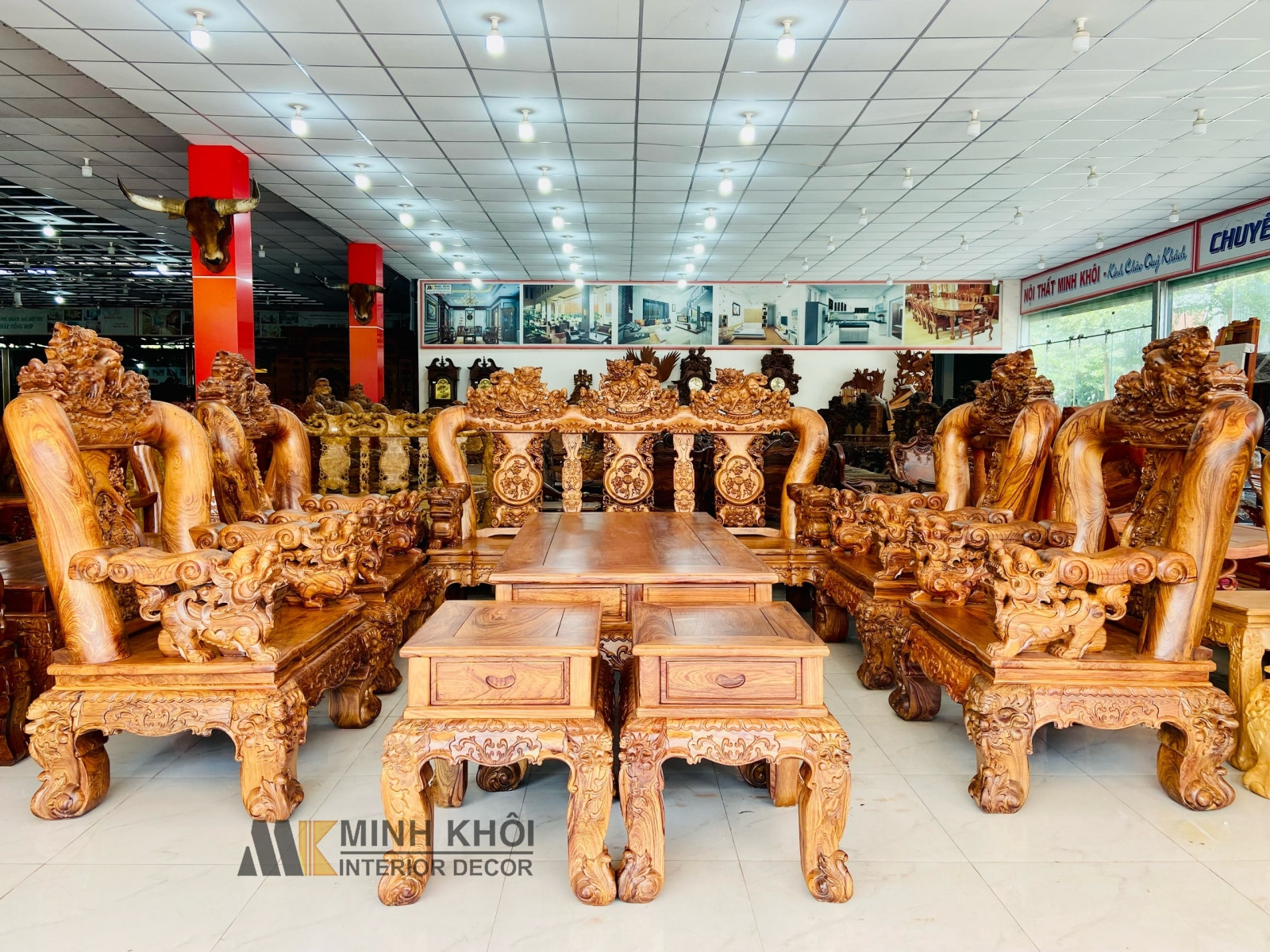 Chi tiết chạm Nghê tinh xảo trên tay ghế 16
