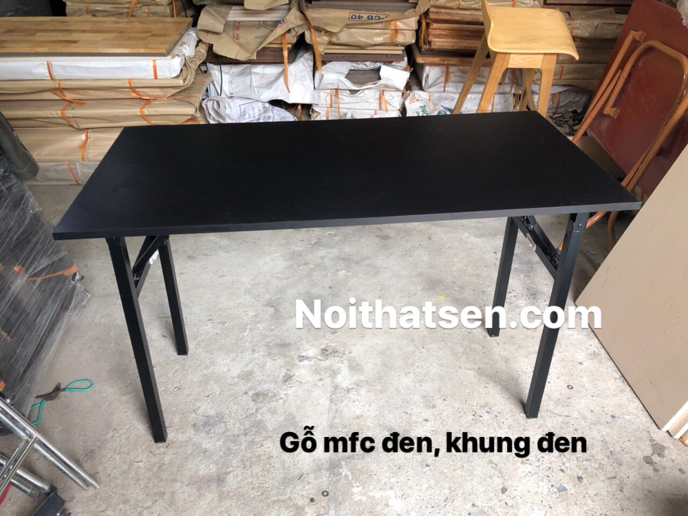 Chi tiết chân sắt gấp gọn của bàn gỗ đa năng, cơ chế gập mở linh hoạt