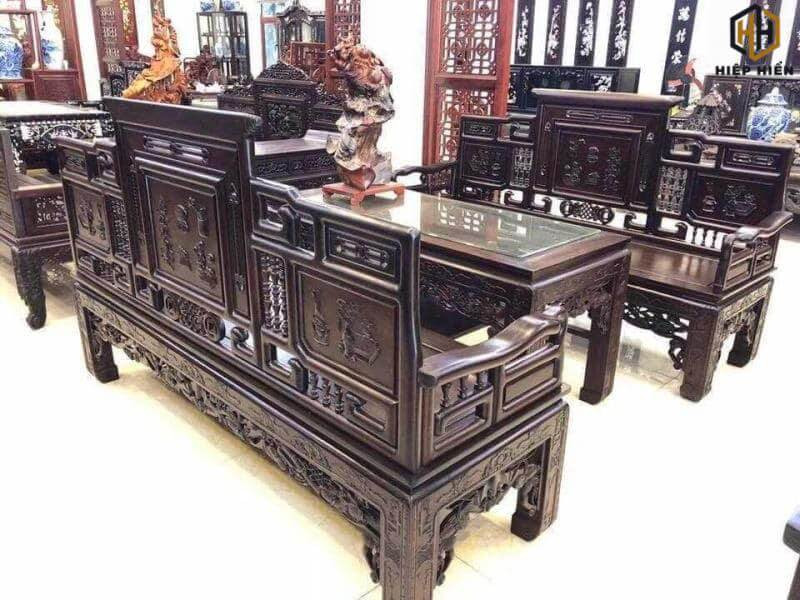 chi tiết ghế của bộ bàn ghế gỗ gụ khảm trai Cuốn Thư với hoa văn tinh xảo