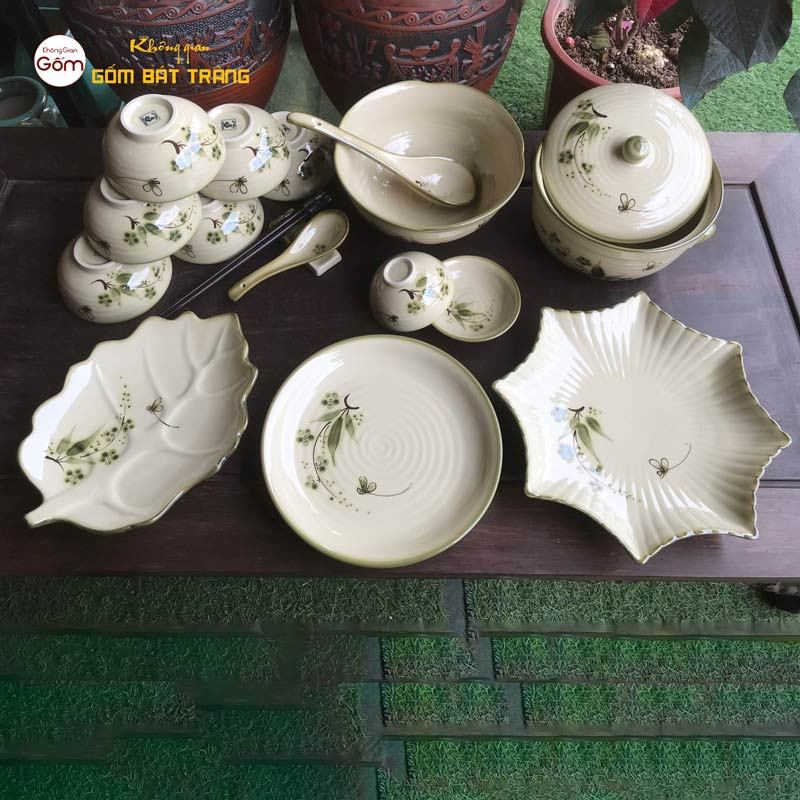 Chi tiết họa tiết chuồn tre trên bộ gốm sứ Bát Tràng, mang vẻ đẹp tự nhiên vào bàn ăn Tết