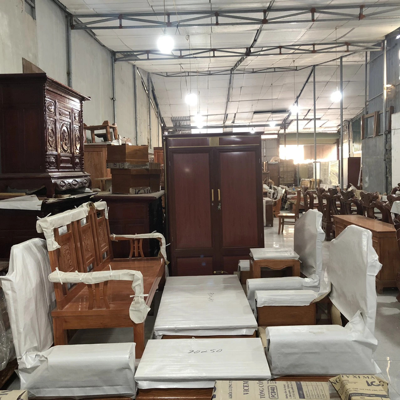 Chi tiết hoa văn tinh xảo trên bàn ghế gỗ Đài Loan