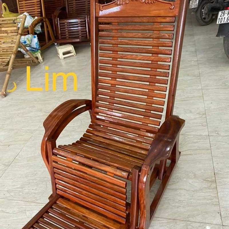 Chi tiết khung ghế bập bênh gỗ và nan ghế tạo sự thoáng mát, độ bền cao