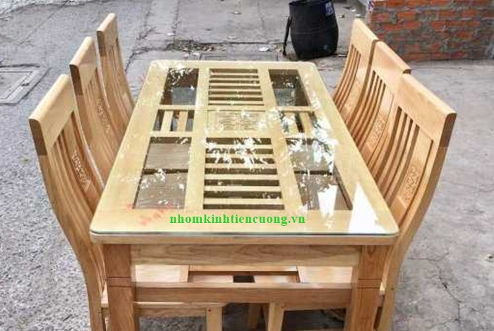 Chi tiết kính cường lực đặt trên mặt bàn làm việc gỗ