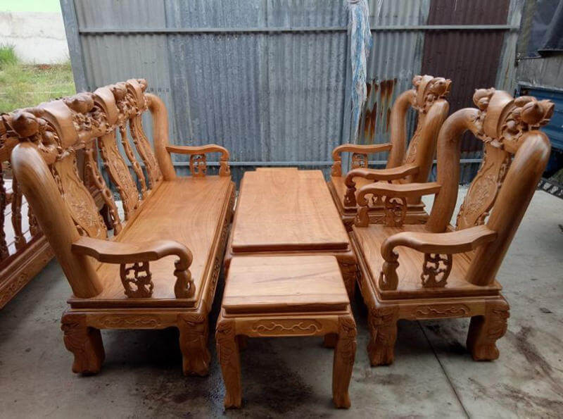 Chi tiết nghệ thuật trên bộ bàn ghế gỗ gụ Đồng Kỵ tay 14, toát lên vẻ đẹp cổ kính và vững chãi.