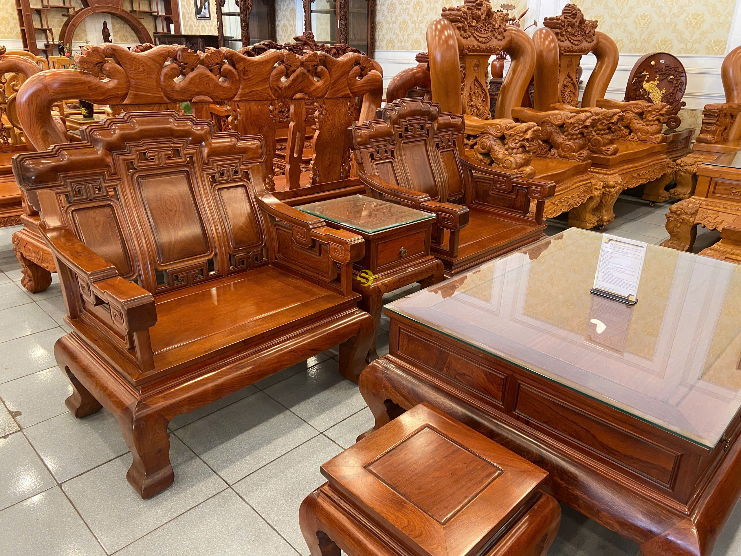 Chi tiết vân gỗ tuyệt đẹp trên bộ bàn ghế triện mây