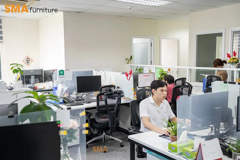 Chiếc ghế công thái học SMA Lumbar hiện đại trong không gian văn phòng