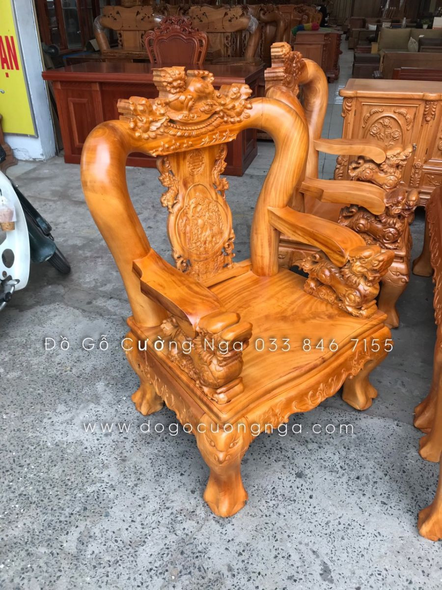 Chiếc ghế dài của bộ bàn ghế xà cừ với tay vịn chạm khắc