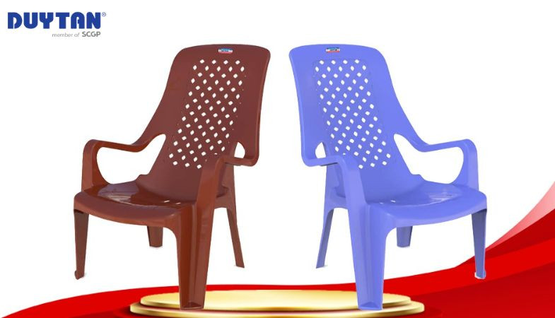 Chiếc ghế sofa nhựa Duy Tân màu xanh dương với thiết kế tựa lưng thoải mái