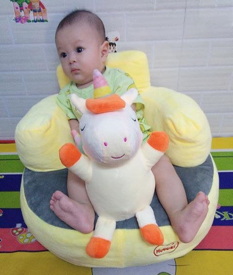 Chiếc ghế tập ngồi Huggies hình ô tô màu xanh dương ngộ nghĩnh