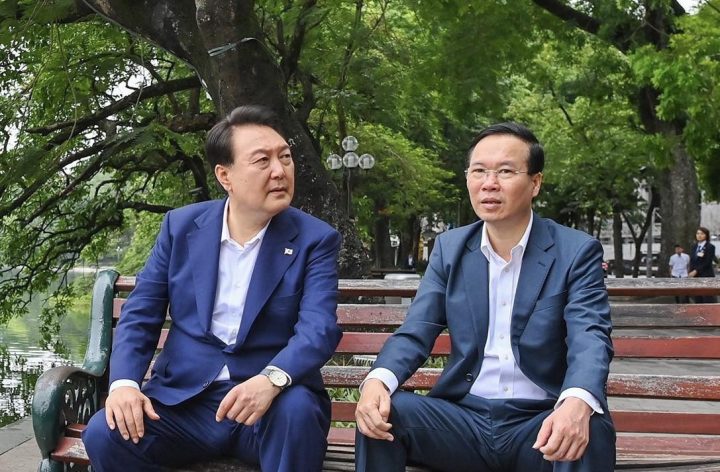 Chủ tịch nước Võ Văn Thưởng cùng Tổng thống Hàn Quốc Yoon Suk-yeol tản bộ, chia sẻ về Hồ Gươm trước khoảnh khắc ngồi ghế thân mật.