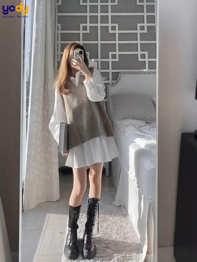Cô gái diện đồ xinh xắn trên ghế, che mặt một cách đáng yêu