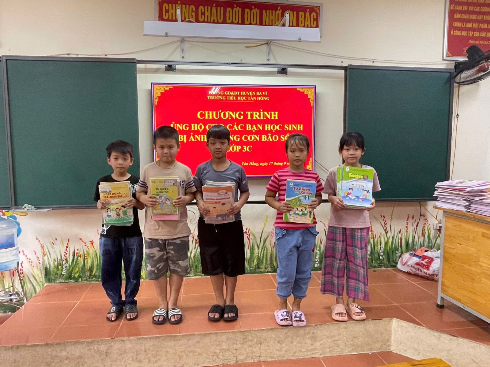 Cô giáo và học sinh chuẩn bị hoạt động ý nghĩa
