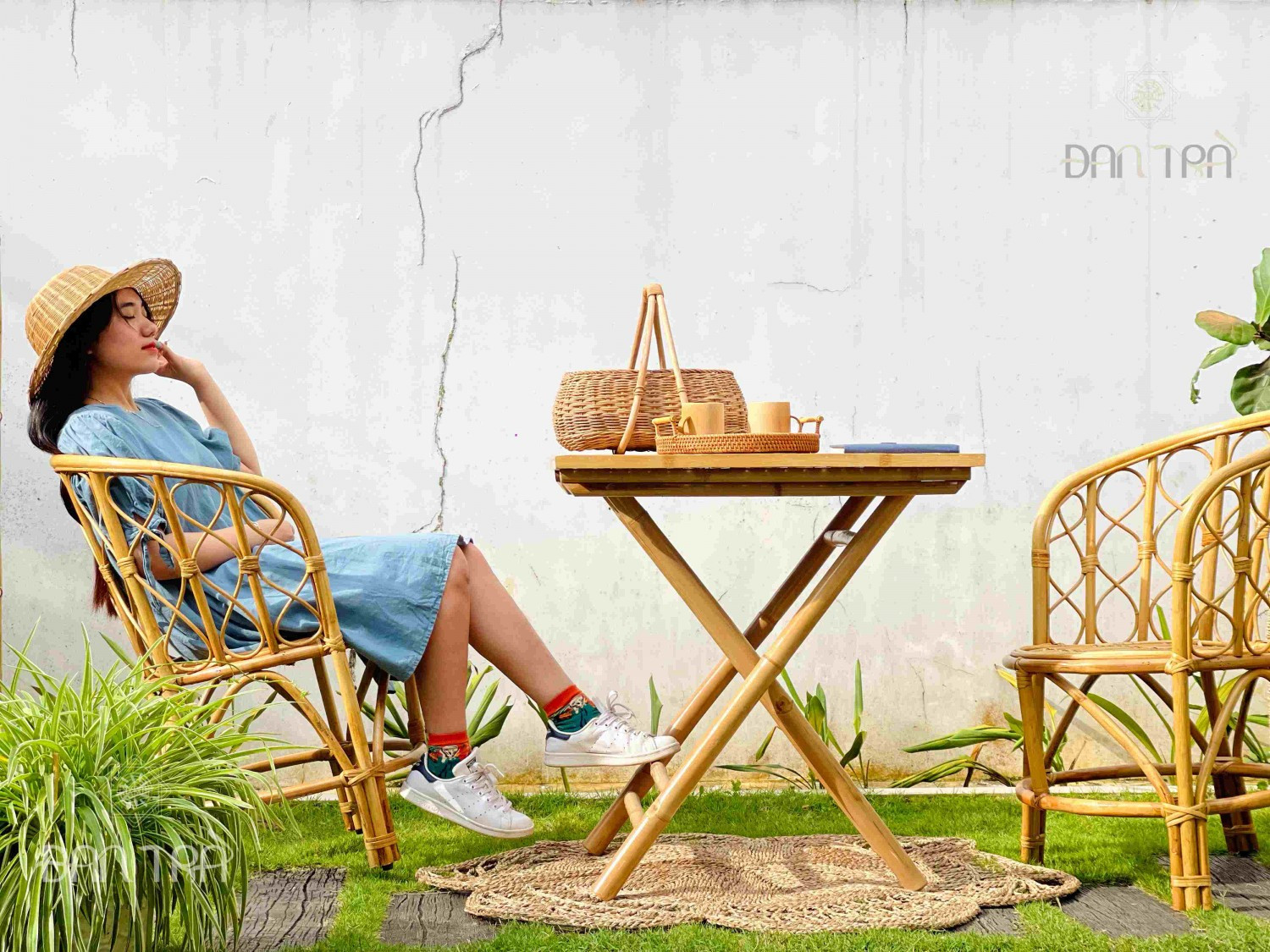 Combo bàn ghế mây tre đan giá cả phải chăng, thích hợp cho quán cà phê hoặc khu vực ăn uống gia đình, giúp bạn dễ dàng quyết định mua bàn ghế mây tre đan ở đâu hợp túi tiền.