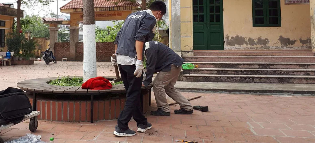 Công đoạn lắp đặt ghế ngồi quanh gốc cây bằng vật liệu gỗ nhựa ngoài trời