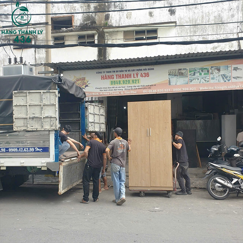 Cửa hàng Nội thất Thanh Minh trưng bày nhiều loại bàn ghế thanh lý tại Long Xuyên.
