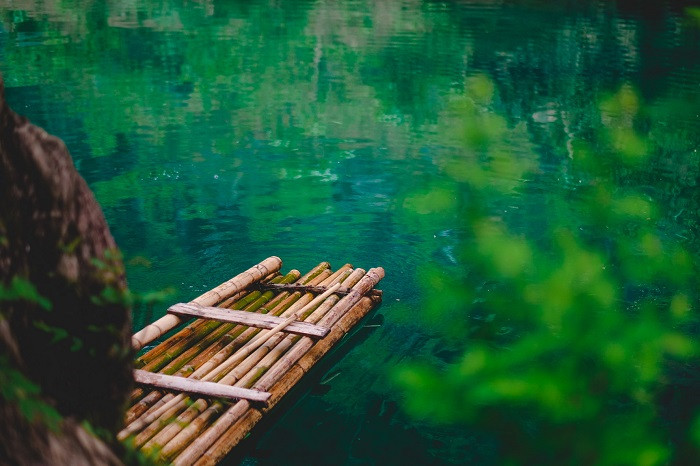 Cung đường uốn lượn và cảnh quan núi rừng xanh mướt dẫn đến suối Bản Án Hà Giang