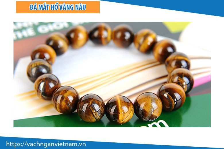 Đá phong thủy Mắt Hổ vàng nâu trên bàn làm việc