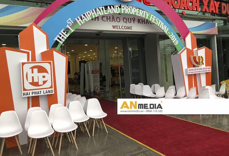 Dàn ghế nhựa Eames chân gỗ được bố trí khoa học tại một sự kiện, mang lại vẻ hiện đại cho không gian cho thuê bàn ghế eames