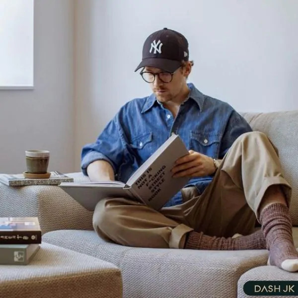 Dáng ngồi thư giãn trên ghế sofa êm ái