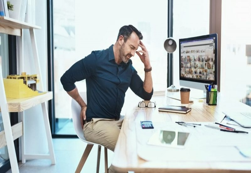 Đau lưng và vai gáy do duy trì tư thế ngồi sai ghế văn phòng trong thời gian dài