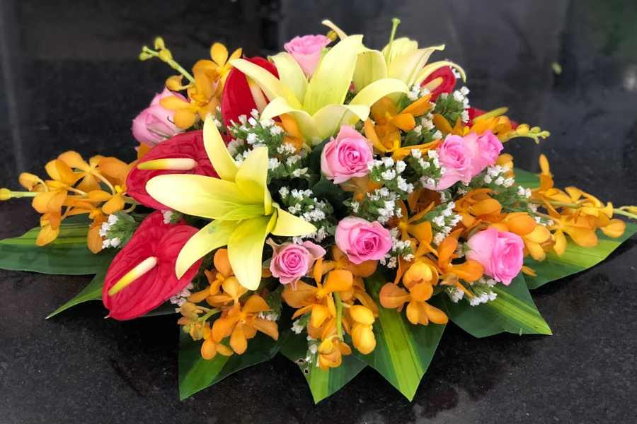 Để tạo điểm nhấn cho lẵng hoa là chính là sắp xếp chúng theo dạng hình oval