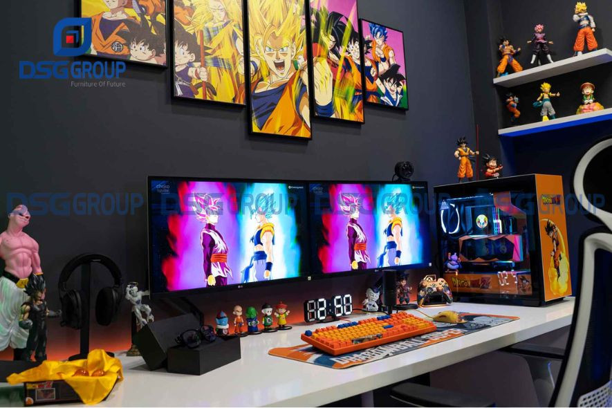 Decor bàn gaming với các loại mô hình và tượng nhỏ, tạo điểm nhấn cá nhân cho không gian chơi game