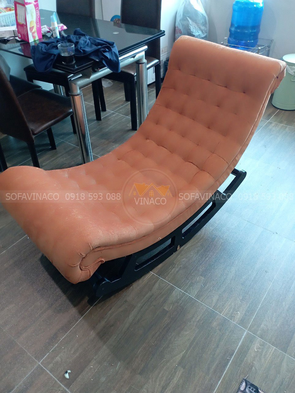 Đệm ghế bập bênh mới sau khi được thay vỏ bọc, tạo diện mạo tươi mới