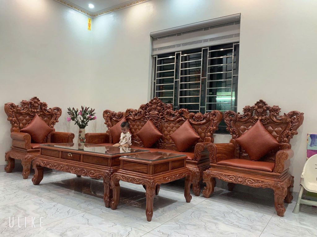 Đệm ghế gỗ bọc da thật sang trọng, tỉ mỉ từng chi tiết
