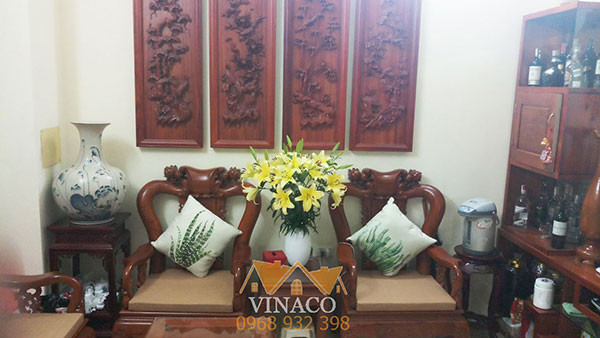Đệm ghế gỗ đồng kỵ màu be họa tiết đơn giản cho không gian phòng khách nhỏ