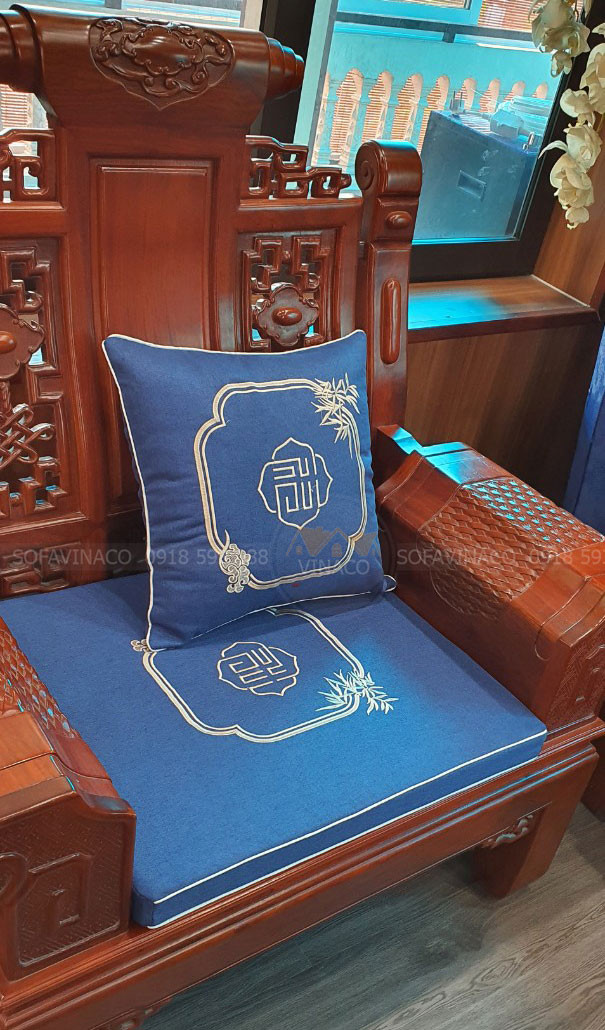 Đệm ghế gỗ đồng kỵ thêu hoa văn