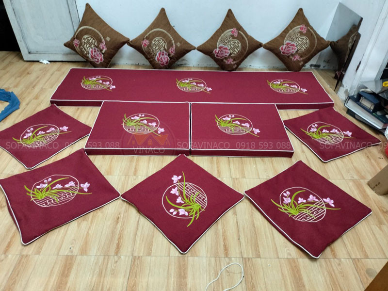 Đệm ghế gỗ thêu hoa lan nhẹ nhàng
