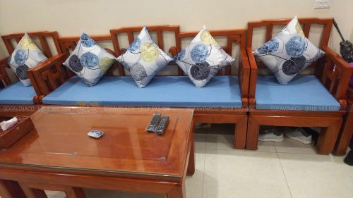 Đệm ghế màu xanh kết hợp gối họa tiết lá