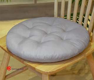 Đệm ngồi bệt hình tròn trên ghế gỗ ở Cần Thơ