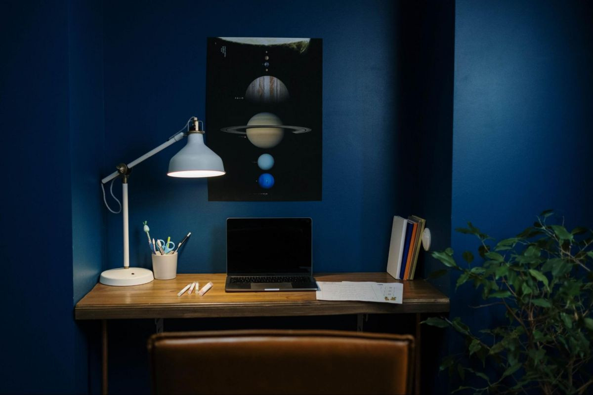 Đèn trang trí cung cấp ánh sáng cần thiết khi decor bàn làm việc tại nhà