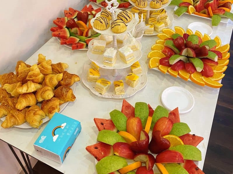 Đĩa hoa quả tươi đầy màu sắc, không chỉ trang trí mà còn mang lại hương vị tự nhiên cho bữa ăn.