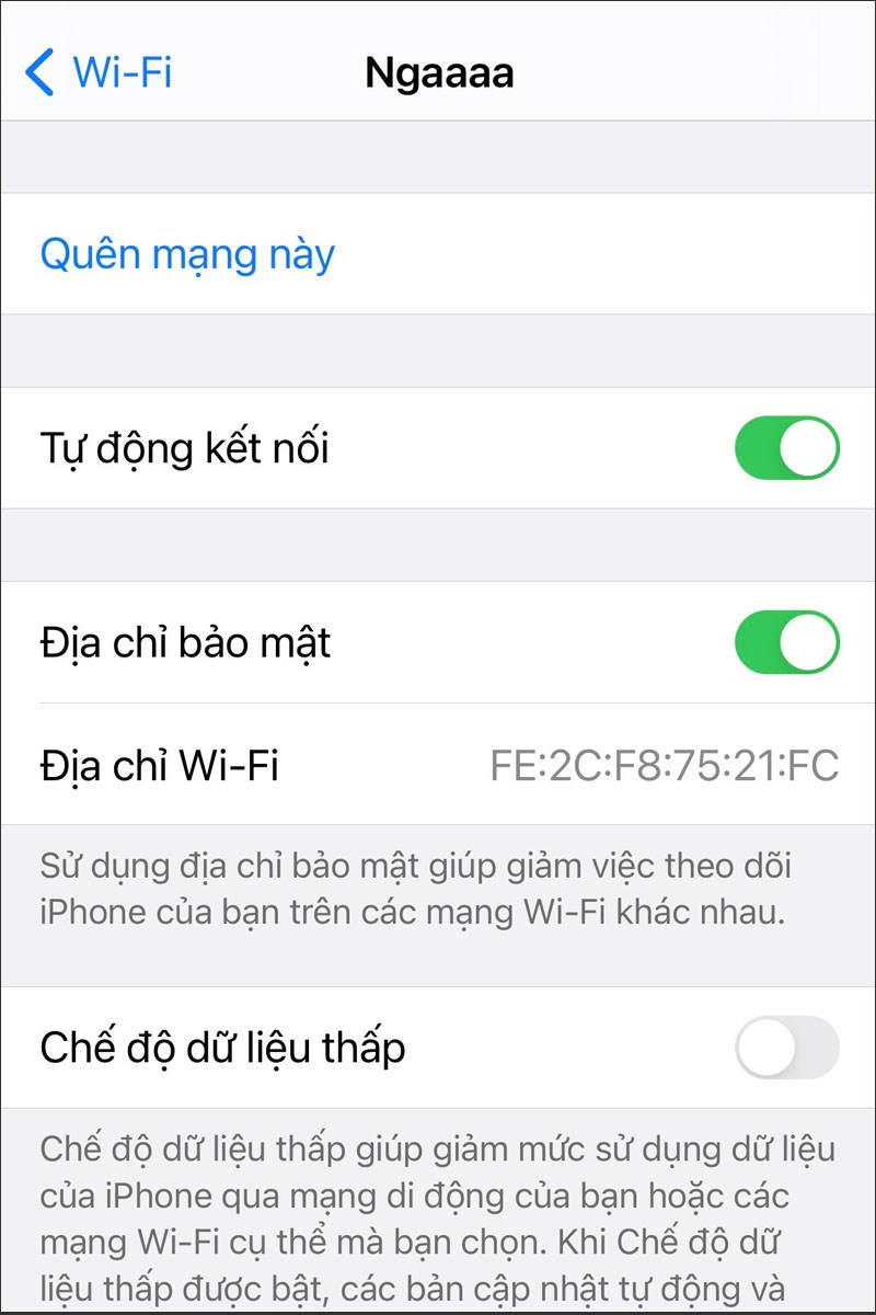 Điện thoại đang kiểm tra kết nối internet, minh họa cho việc đảm bảo mạng ổn định khi dùng YouTube phiên bản máy tính trên điện thoại