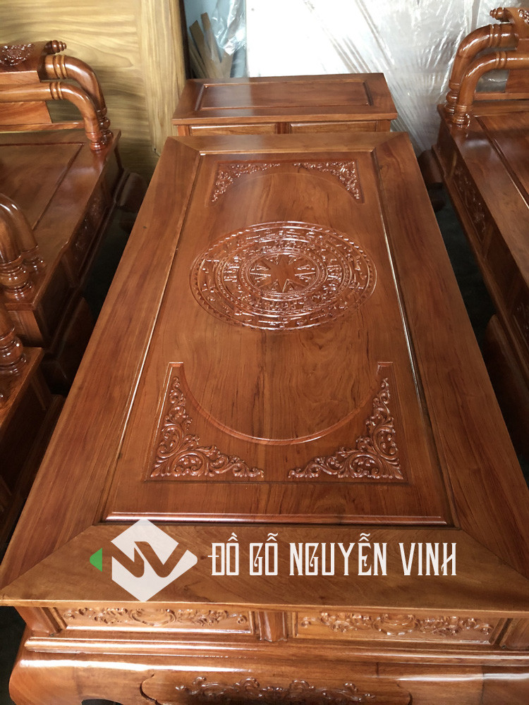 Đoản dài của bộ bàn ghế Tần Thủy Hoàng gỗ hương đá tại phòng khách