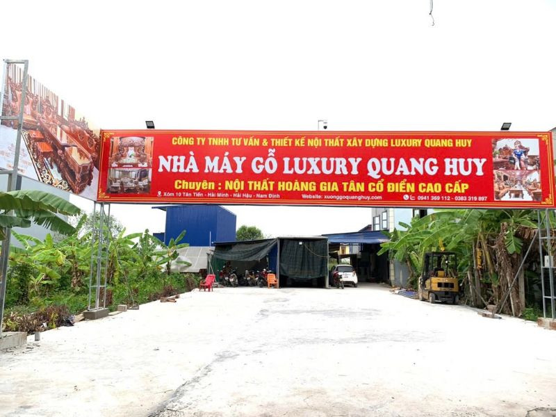 Đội ngũ nghệ nhân đang chạm khắc thủ công bộ bàn ghế hoàng gia gỗ gõ đỏ