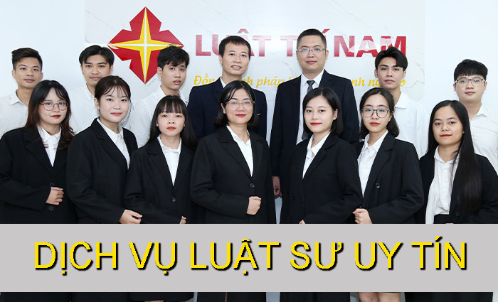 Đội ngũ pháp lý thảo luận về quy định pháp luật liên quan đến quyền kháng cáo bản án sơ thẩm.