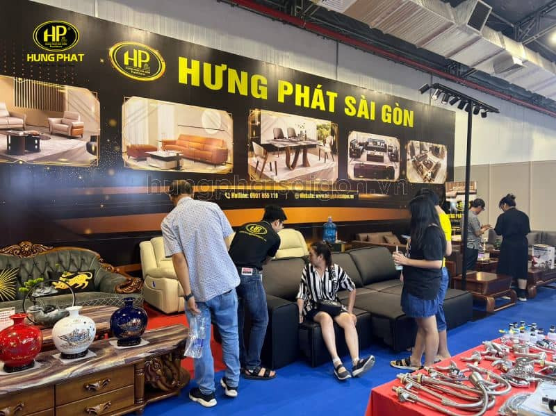 Đội ngũ tư vấn bàn ghế nhiệt tình